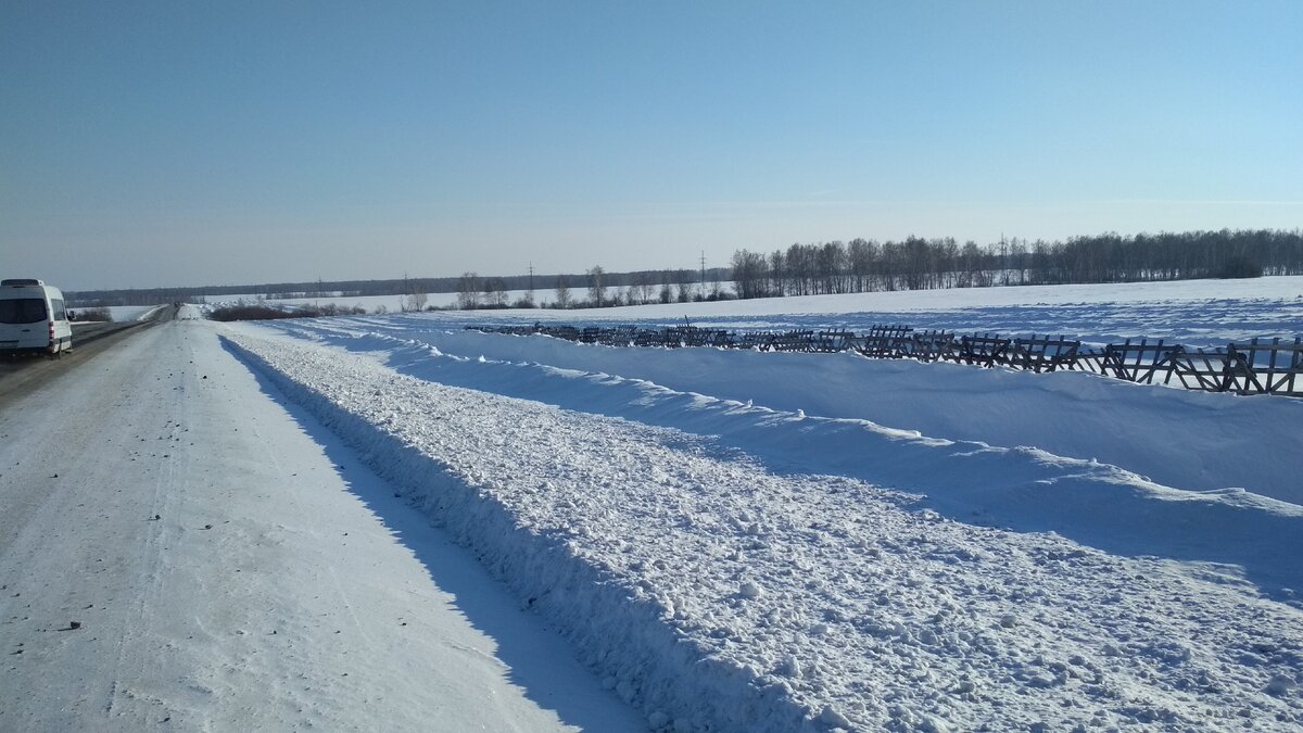 Заметили заборы вдоль дорог в Сибири. Зачем ставят эти ограждения в чистом  поле | Polienko: путешествуем вдвоём | Дзен