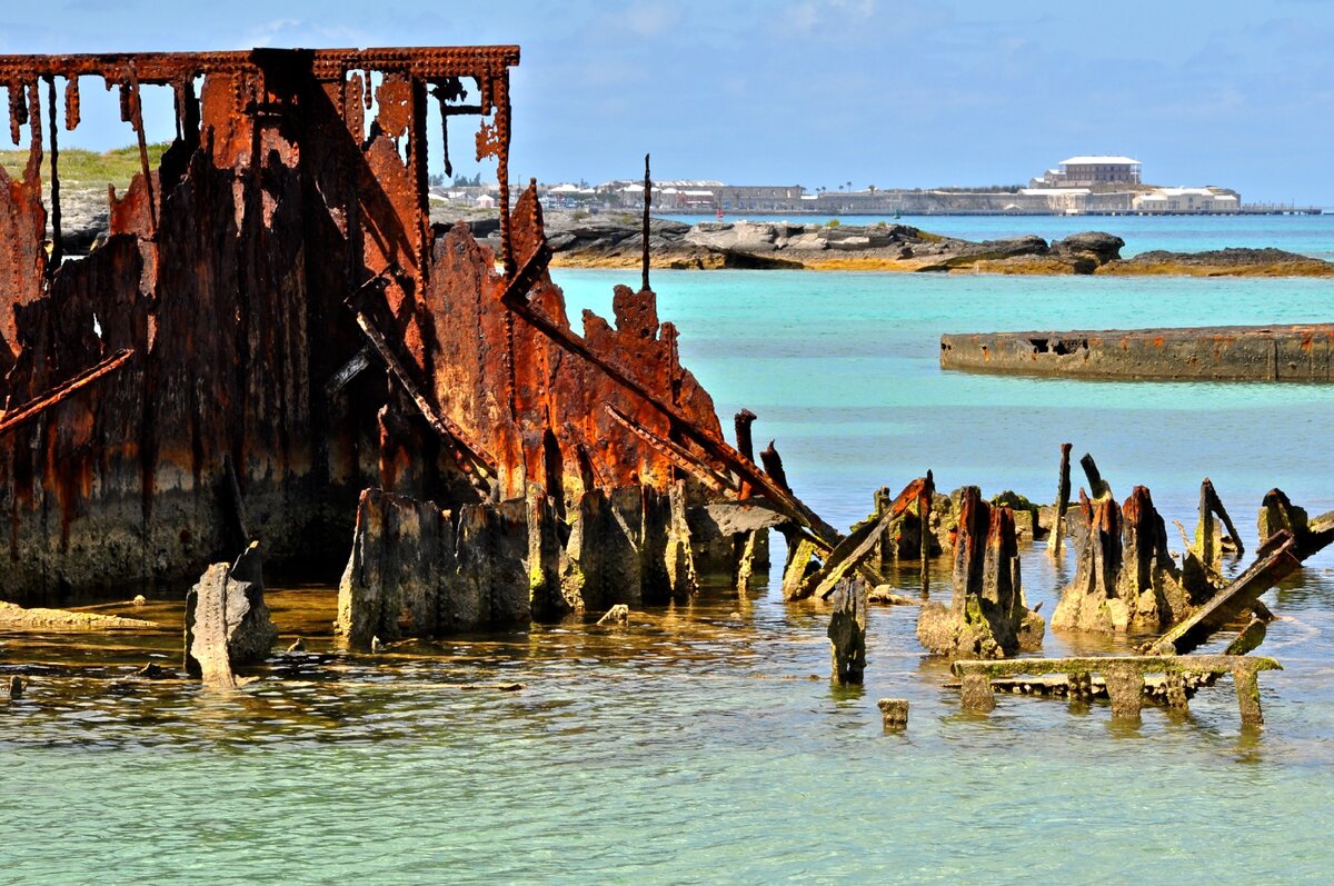 Останки плавучего дока "Бермуда" в бухте  Стоунвол на Бермудских островах. Это все что осталось от первого в мире железного плавучего дока крупных размеров.
