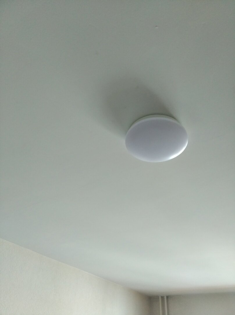 Так он смотрится на потолке, выглядит аккуратно, светит приятным белым светом! Мою комнату ~22 квадратных метра освещает довольно не плохо! купив данный светильник не пожалел! Светит хорошо, и цена хорошая!