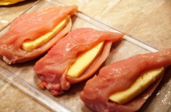 Ингредиенты: 
 
•Сыр — 120 Грамм 
•Куриная грудка — 3 Штуки 
•Яйцо — 1 Штука 
•Мука — По вкусу 
•Панировочные сухари — По вкусу 
•Соль, перец — По вкусу 