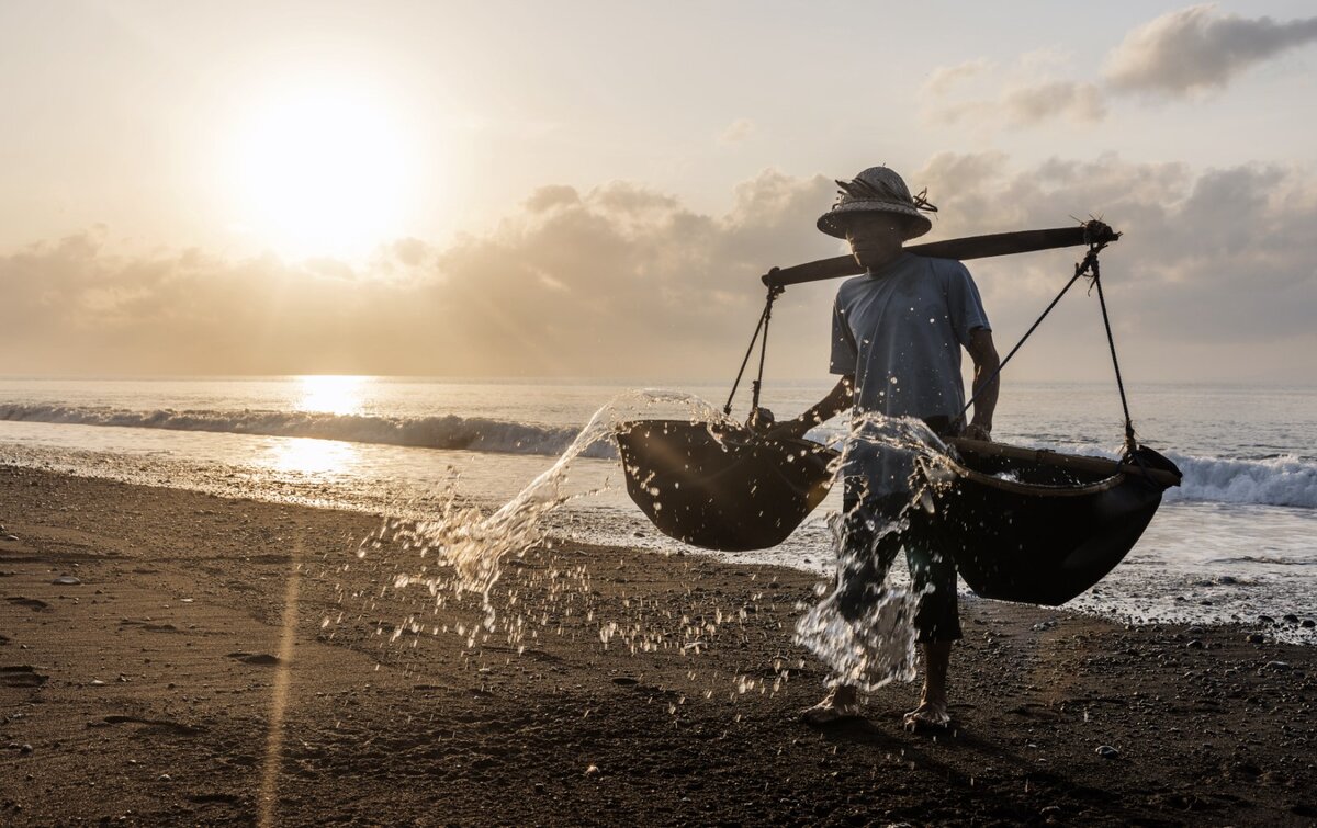 Источник: https://authentic-indonesia.com/wp-content/uploads/2019/01/Kusamba-East-Bali.jpg