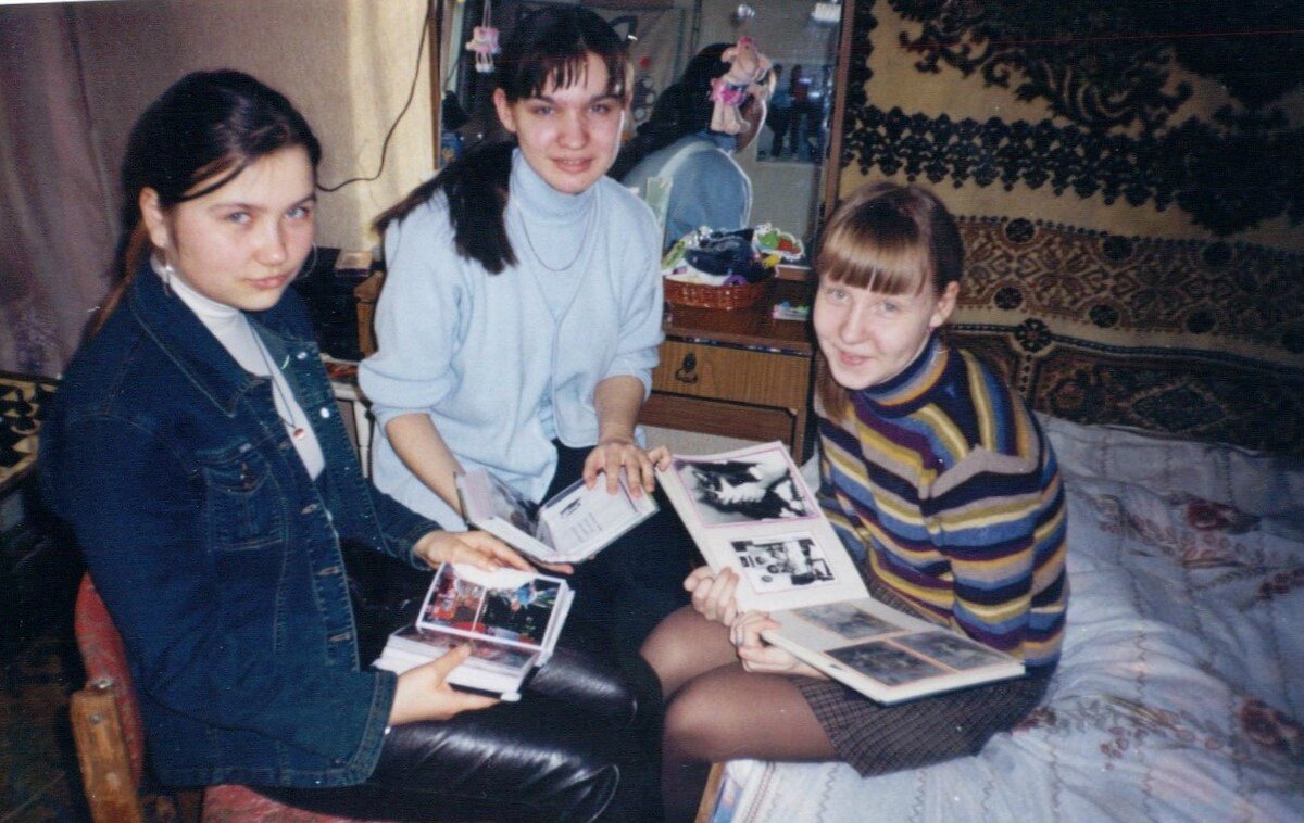 это я, в полосатом свитере, 17 лет.