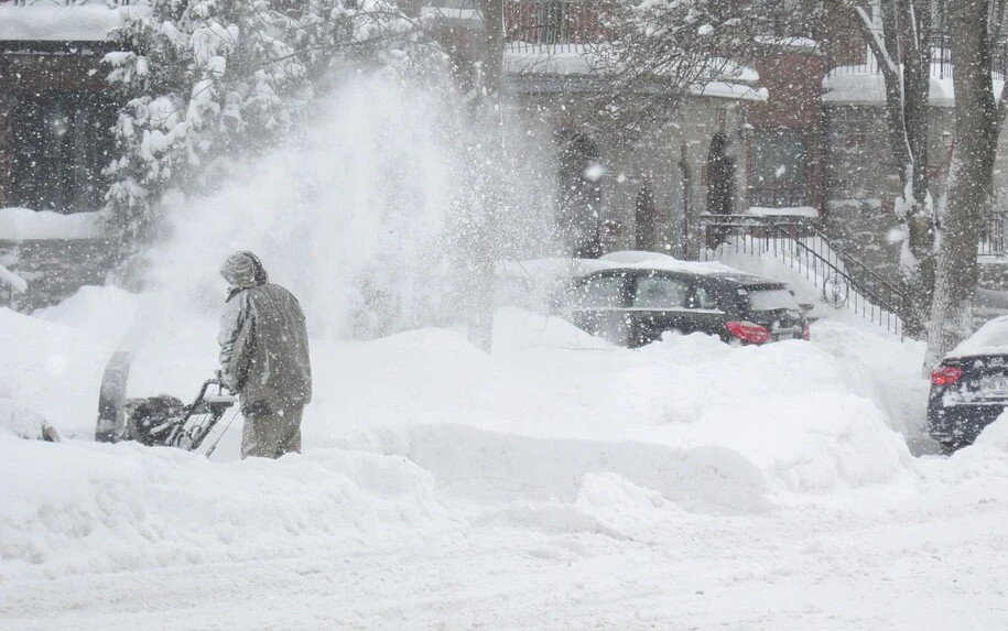 К дню визита высокого чиновника, предполагаемые улицы посещения активно чистились от снега 