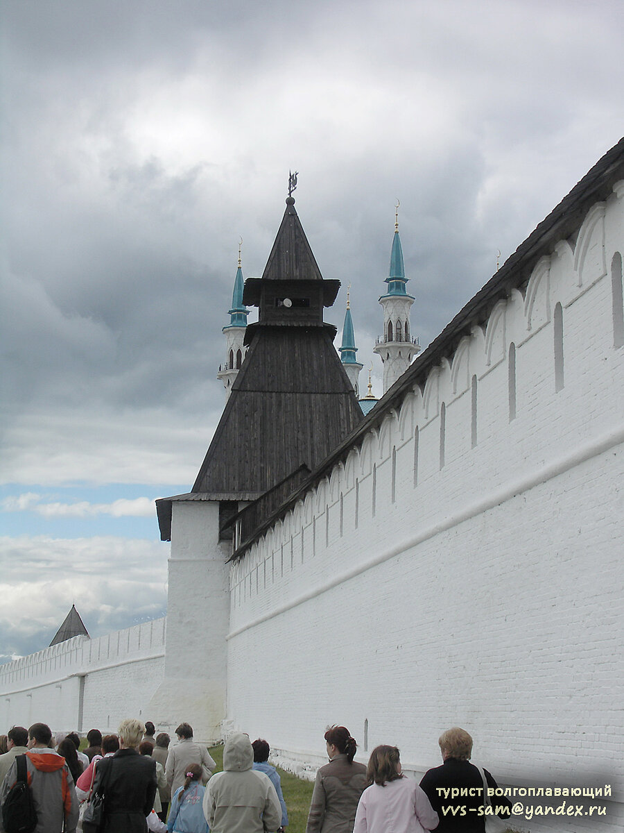Сбор туристов у Преображенской башни с внешней стороны Кремля. Фото 11.06.2007.