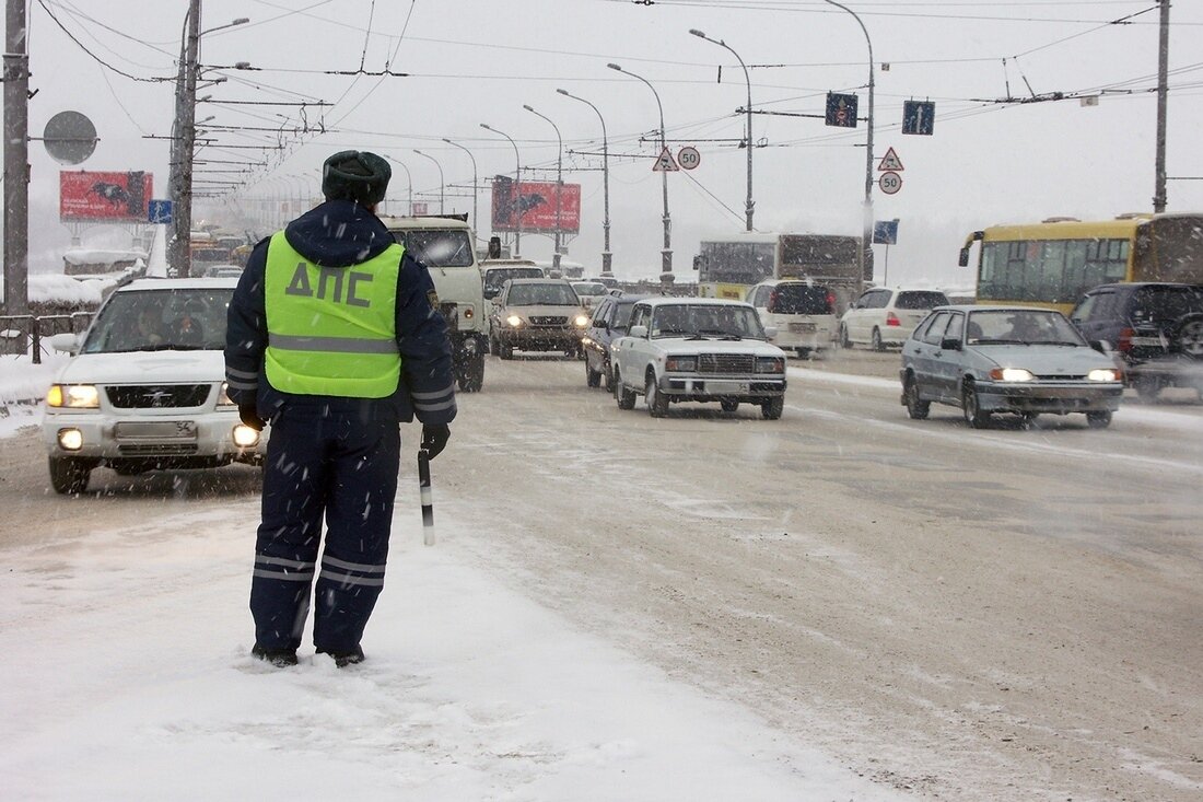 Следите за сигналами инспекторов ДПС – заторы будут регулировать вручную