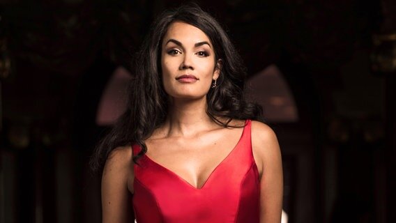 Гаэль Аркез, французское меццо-сопрано.