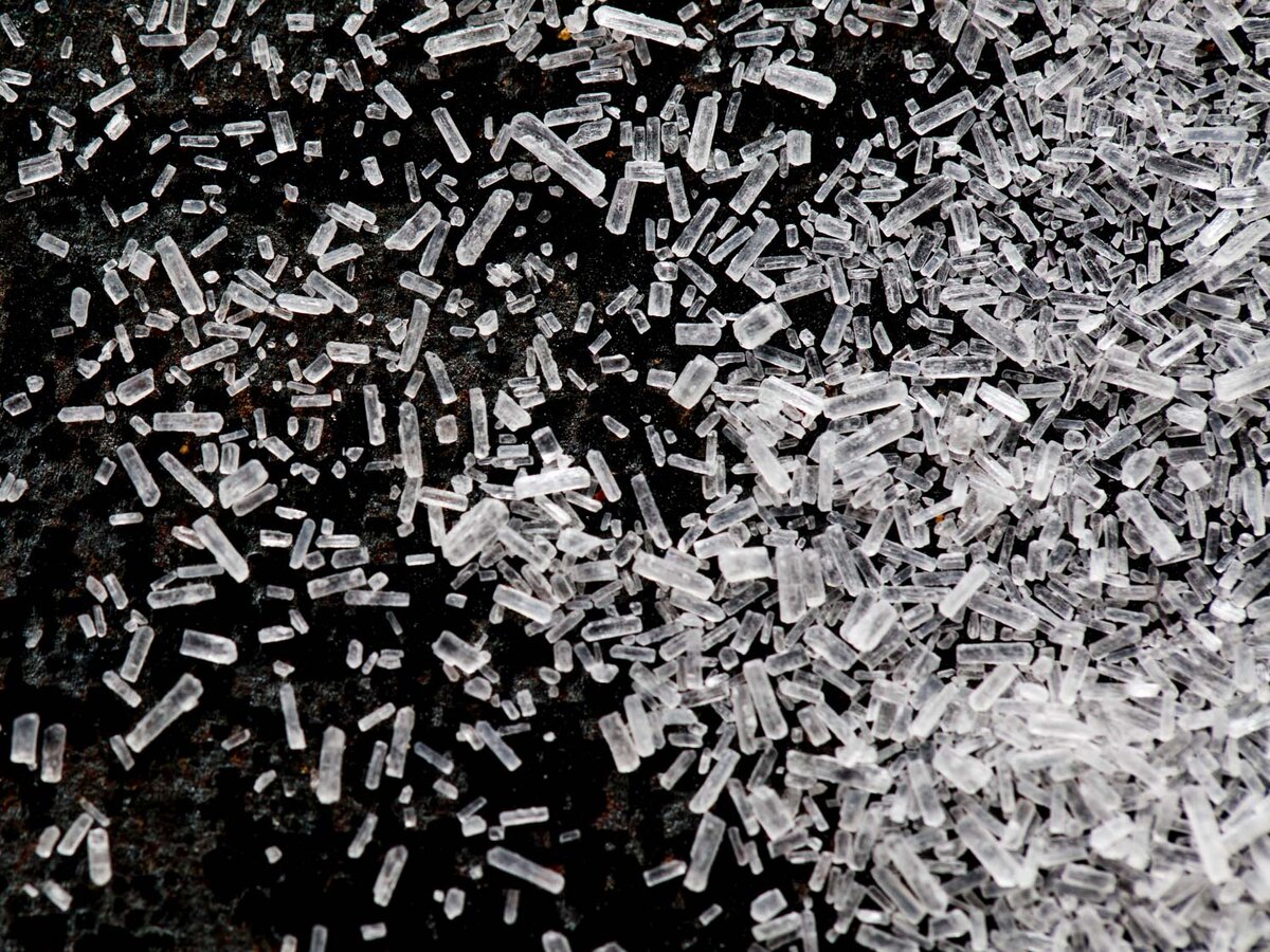 Чистые кристаллы MSG [фотография: Вики Васик] https://goo.su/4JL9