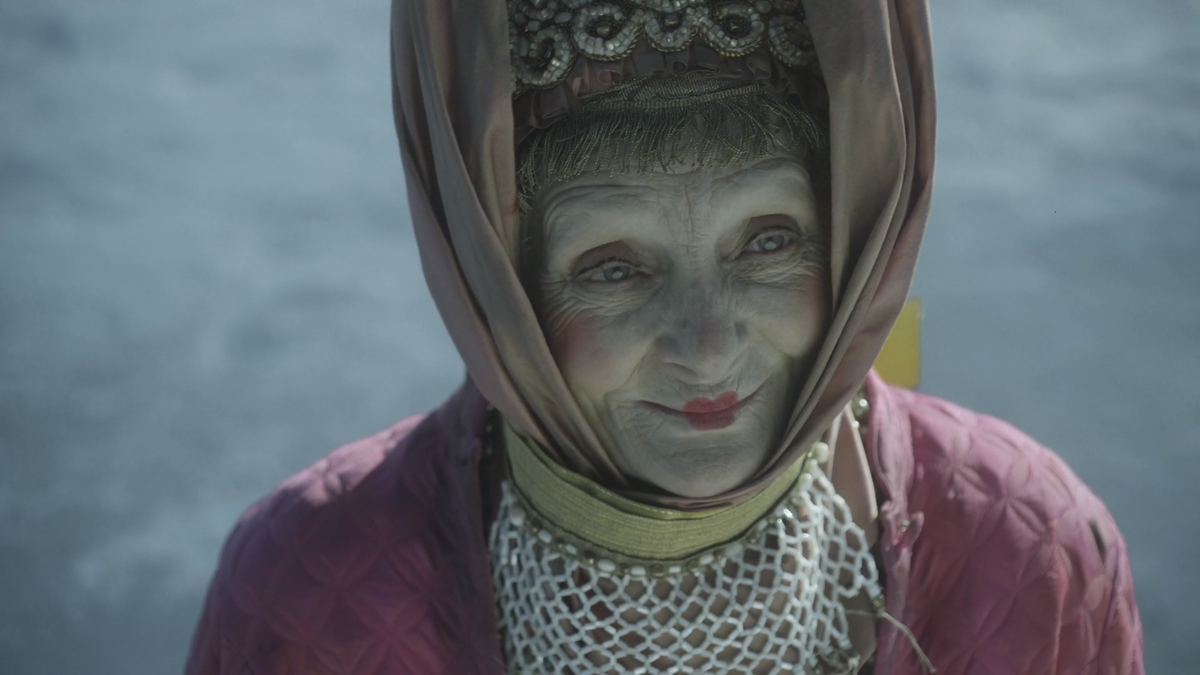 Добрая и слегка сумасшедшая бабушка, принесшая героине волшебный чай