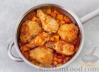 Курица, тушенная с тыквой и изюмом, в пряном томатном соусе