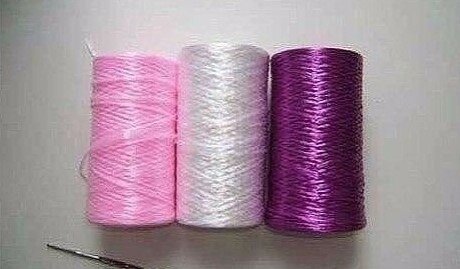 Я взяла нитки трех разных цветов