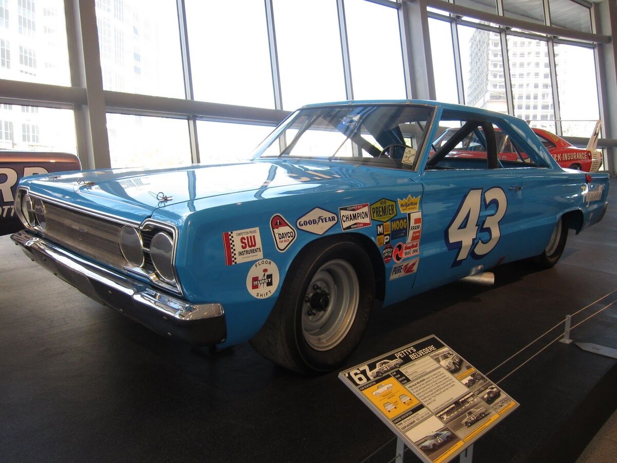 Плимут Belvedere Ричарда Петти 1967 года в Зале Славы НАСКАР в Шарлотт, штат Северная Каролина.
