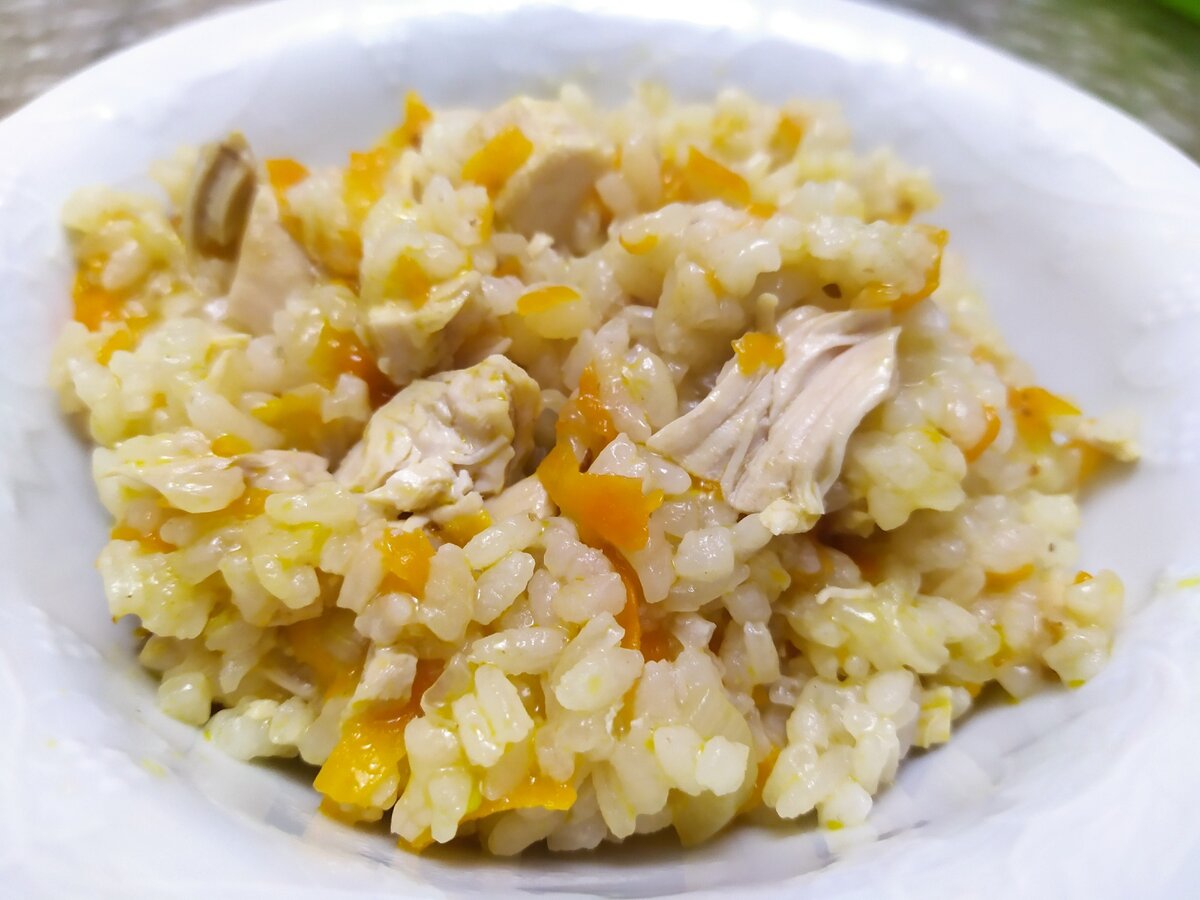 Рис с куриным филе на сковороде
