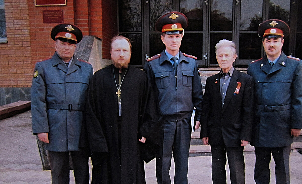 В начале 2000-ых без участия ветеранов не обходился ни один общегородской развод милицейских нарядов. Фото из личного архива автора.
