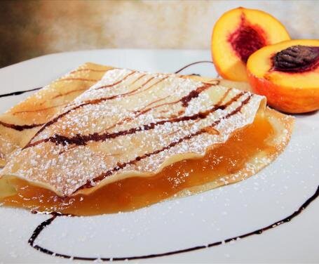 ...с абрикосовым джемом ( Источник: https://www.gustissimo.it/ricette/dolci-dessert/crepes-alla-marmellata-di-pesche.htm)