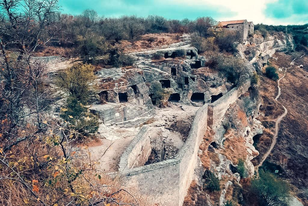 Руины пещерного города. Фото: https://yandex.ru/images