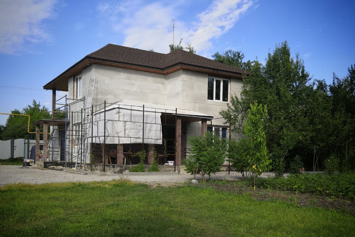 Чётких правил по ориентиру дома по сторонам света не существует