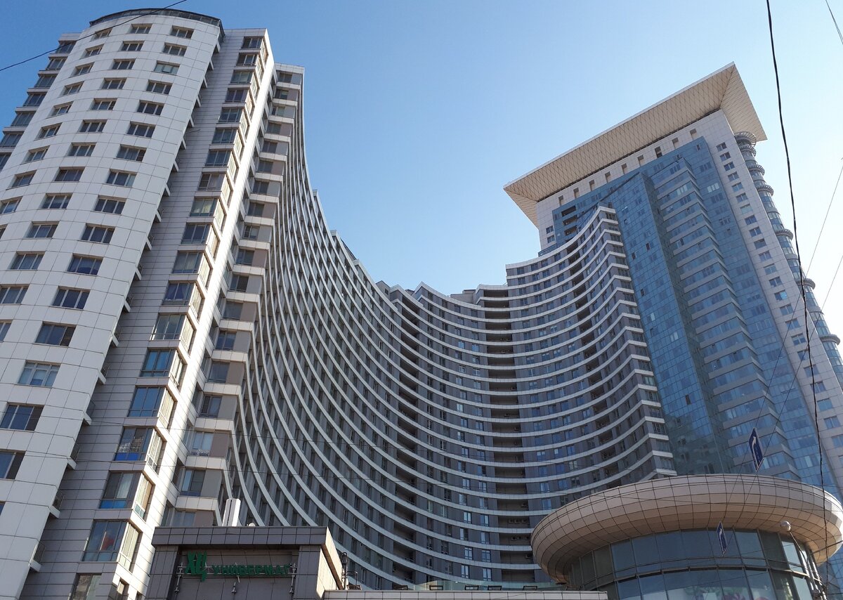 ЖК Полукруг. Очень хотелось взять хатку в нем, но малоэтажность говорит о том, что слишком мало с кем можно будет общаться после заселения. Мало соседей = скука. Много соседей - веселье обеспечено.