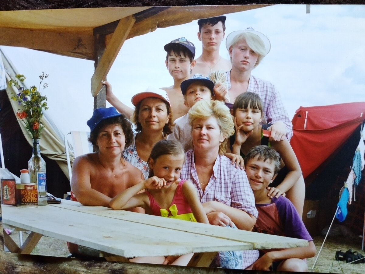 За обеденным столом. Раньше мини-кухни строили из привезенных с собой досок