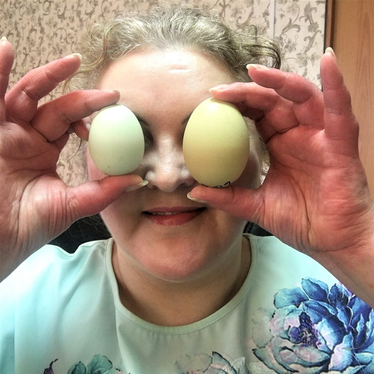 Яйца доминантов - голубые и зеленые