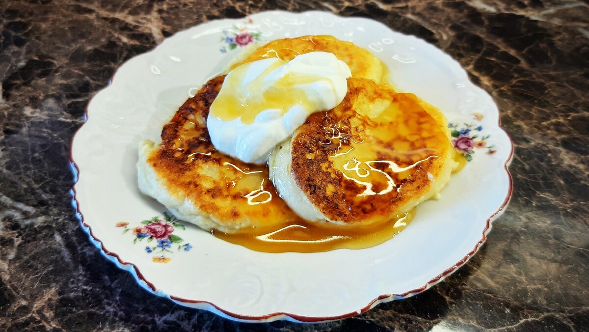 Любимый завтрак — пышные сырники со сметаной и мёдом