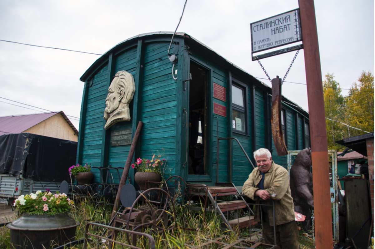 Виктор Васильевич Моор рядом с музеем