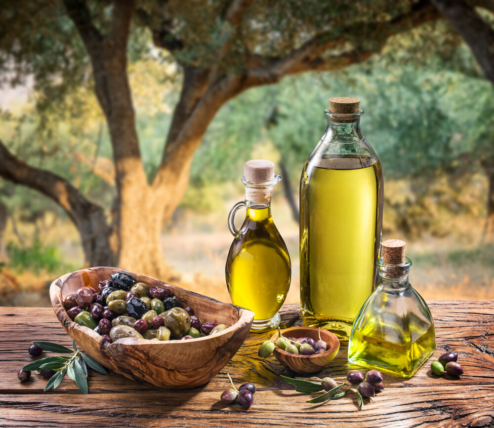 Масло оливковое natural Olive Oil. Оливковое масло в древней Греции. Оливковое масло картина. Оливковое масло на лестнице собирают оливы. Как отличить оливковое масло