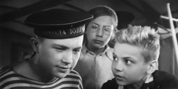 1946
Синегория. СССР, 1946. Режиссеры: Эраст Гарин и Хеся Локшина. Сценарист Лев Кассиль (автор повести «Дорогие мои мальчишки» - Л. Кассиль). Актеры: Борис Барнет, Алексей Консовский, Павел Оленев и др. Драма.