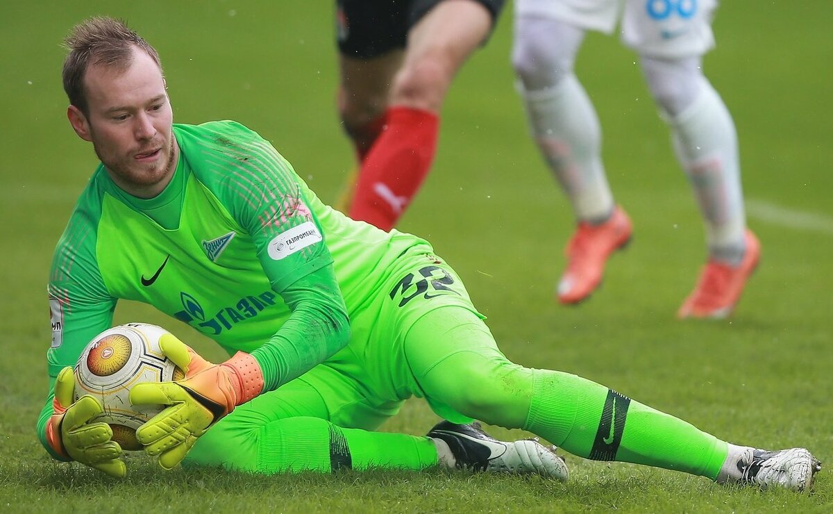 Возможно, идеи сравнить футбол и жизнь в России и Норвегии Городового посетили во время выступления за Зенит, хоть и вторую команду, но явно не такую же не бедную, как основная. 