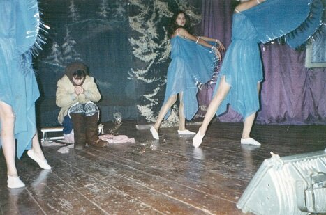 Сцена из спектакля