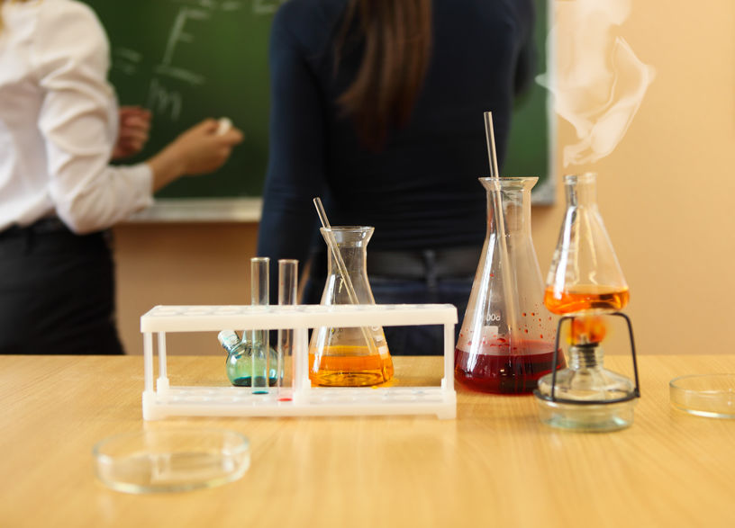 Уроки про химию. Урок химии. Химический эксперимент. Опыты на уроке химии. Химия и лабораторные опыты.