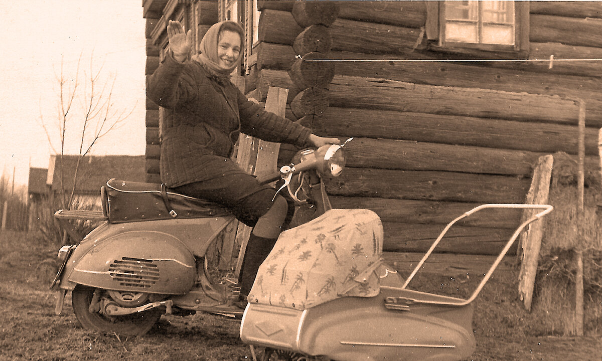Фото из личного архива, 60-е годы, СССР. Коляска низкой посадки. Ниже мотоцикла