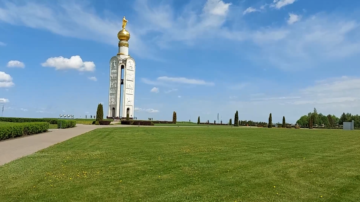 Знаменитая часовня-звонница, которую в 1995 году открывали президенты России, Украины и Белоруссии