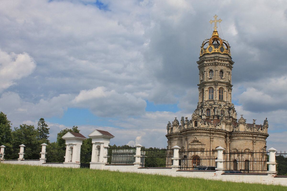 Знаменская церковь на территории усадьбы Дубровицы