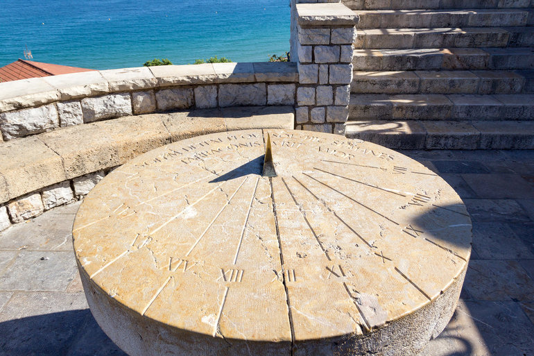 Когда наступает полдень?