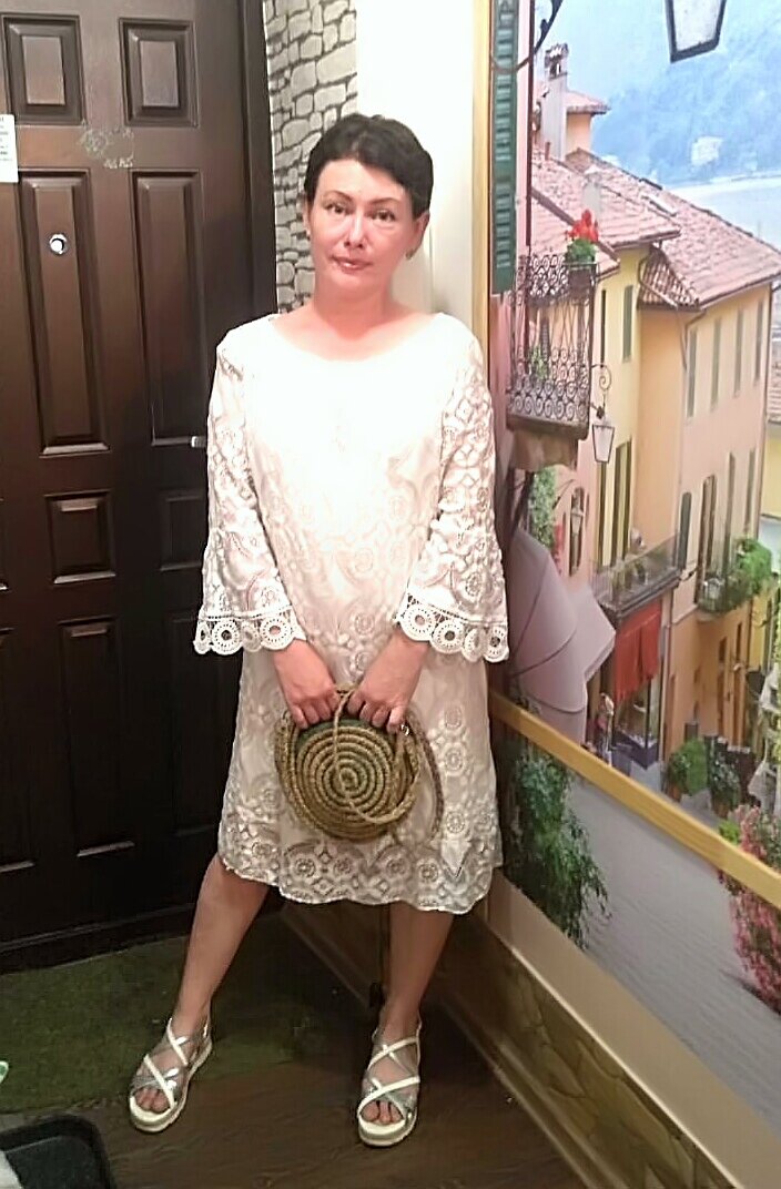 Хлопковое кружево- не дешевое удовольствие, но так оно у меня и единственное, парадно- выходное . Правда, милое?