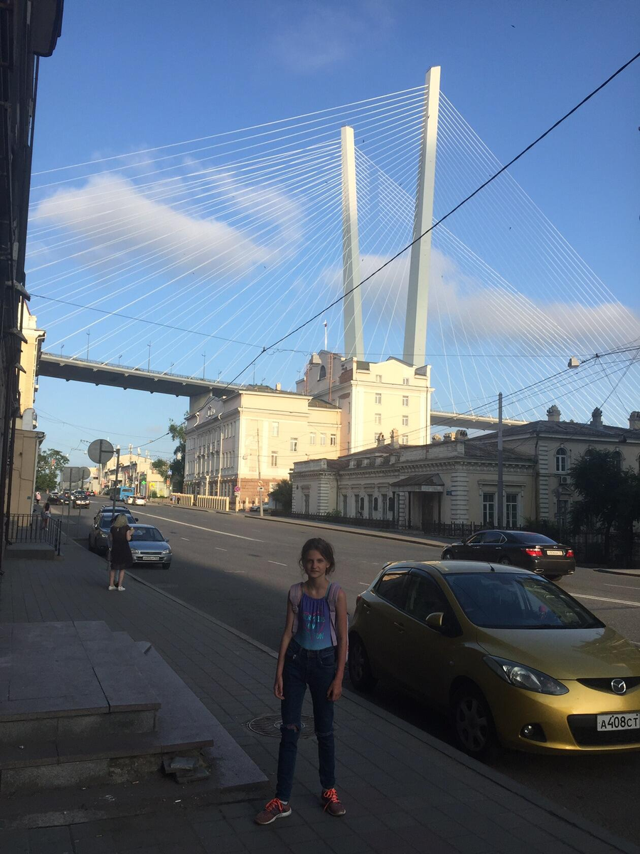 Позади Золотой мост