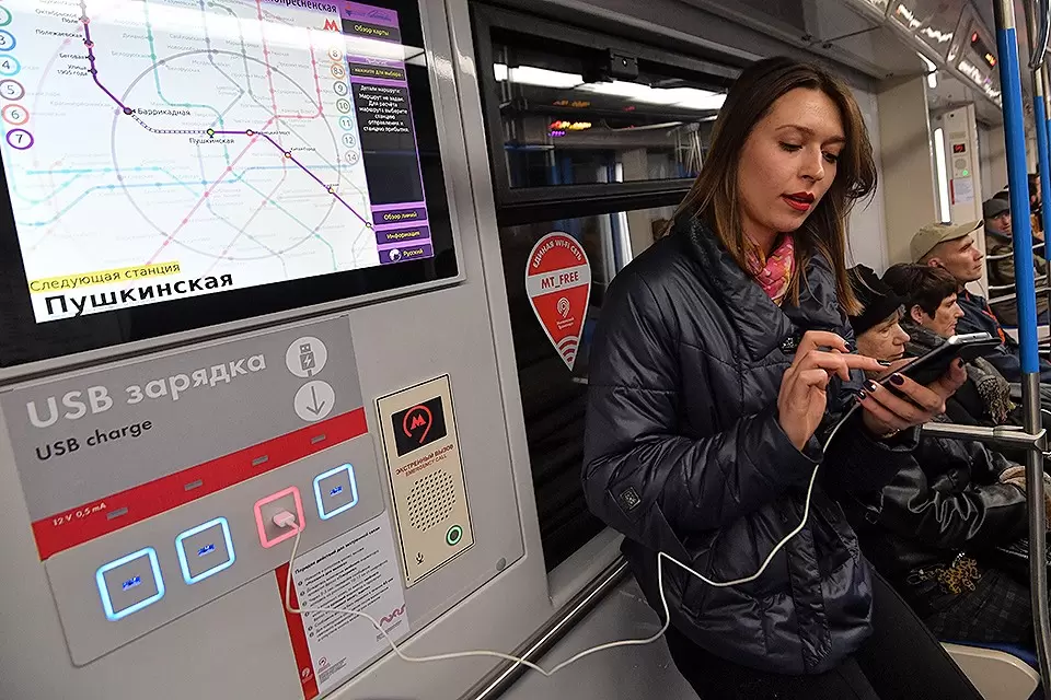 Метро москвы телефон. Зарядное устройство в метро. Зарядки для телефонов в метро. USB зарядка в метро. USB зарядка в вагоне метро.