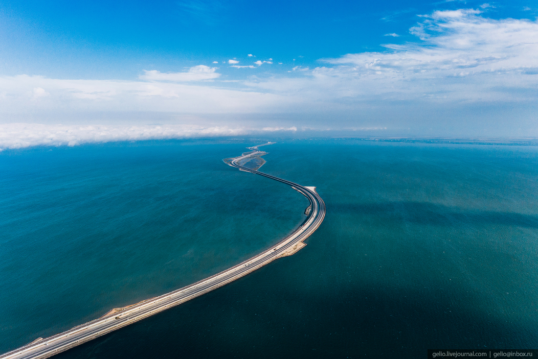 Через сколько крымский мост. Крымский мост Керченский пролив. Мост в Крыму через Керченский пролив. Крымский мост 19 км. Керченский мост с высоты птичьего полета.