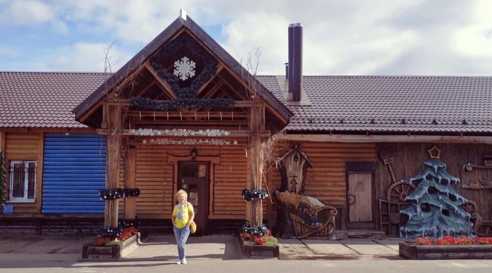 Лавровская фабрика художественной росписи и я. Фото автора.