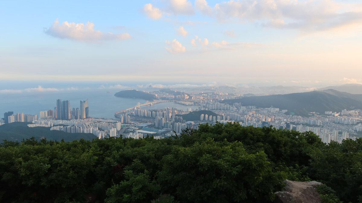 Это я забрался на местную гору в Пусане