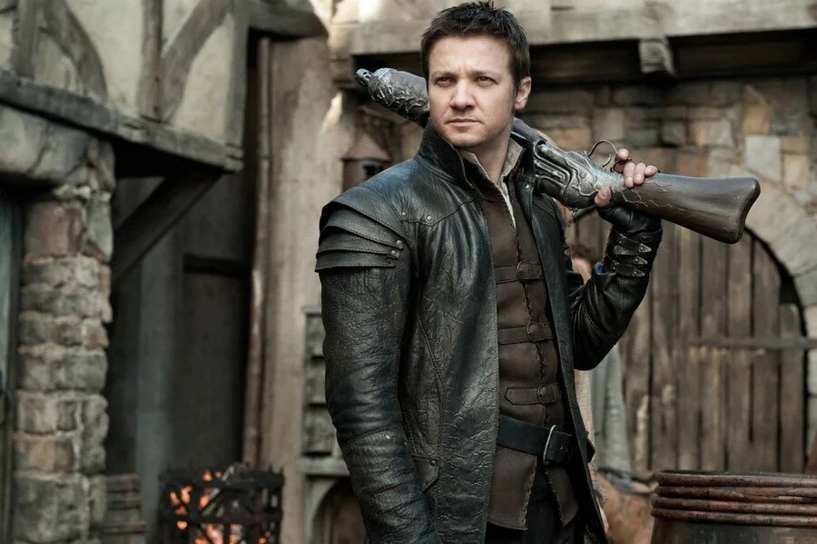 Джереми Реннер в роли Гензеля. Кадр из фильма "Охотники на ведьм". Изображение взято из свободных источников