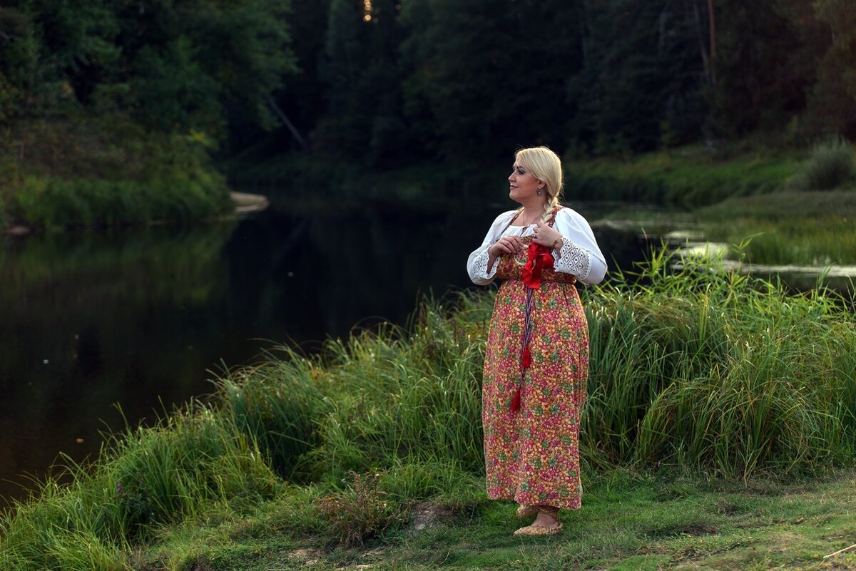  
Коса несла особый смысл, достаточно было взглянуть на прическу и можно было понять, юна она еще, али на выдане, а может замужняя, али вдова. 
С раннего детства обучали девочек, как плести косу и каким способом плетения. Украшать косы было принято лентами, накосниками, золотными лентами. 
«Косник» или «накосник» - красивое украшение косы, представлял собой тканевую платину в виде треугольника, крепился на шнурочки к концу косы. Косник был деталью праздничного костюма, использовался вместе с коруной или венцом. Кисти изготавливались из цветного гаруса, шёлка, металлических, кручёных с шелком нитей, яркого бисера и имели всегда в верхней части ворворку - плотный узел, в котором скреплялись нити, образовывавшие кисть. Косники в виде пластинок могли быть треугольной, квадратной, сердцевидной формы. Они делались из проклеенного или прошитого картона, холста, бересты и обтягивались тканью. Вышивались накосники нитями золотыми, бусинами, нитями бисера. В народе считали, что украшенная богато коса придавала дополнительную красоту, привлекательность девушке.#русские девушки 