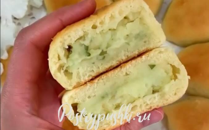 Пирожки с картошкой в духовке— вкусная домашняя выпечка, которую можно приготовить не только в будни, но и к праздничному столу. Их можно взять с собой на работу, в дорогу, на пикник в качестве сытного перекуса.