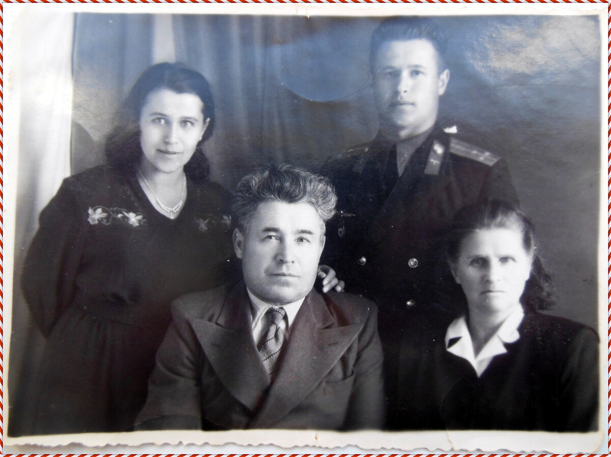 Бабушка Аня - слева, прабабушка Прасковья (предположительно, ведьма) - справа на переднем плане