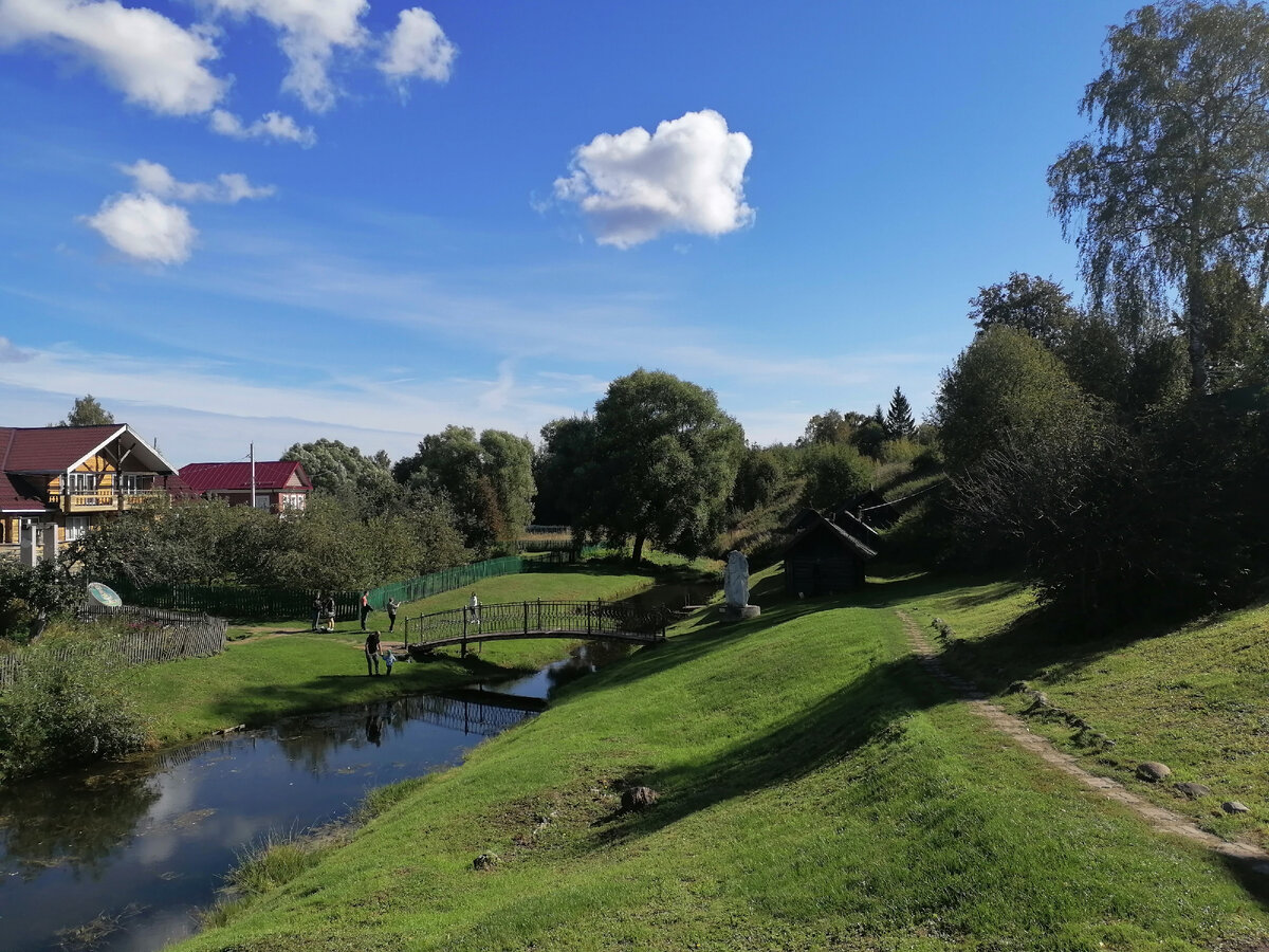 Речка с водой , созданной для засолки и хранения знаменитых солёных огурцов)