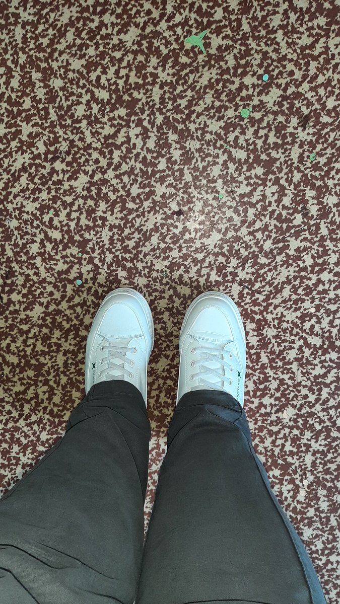 Белые кроссовки хит сезона.