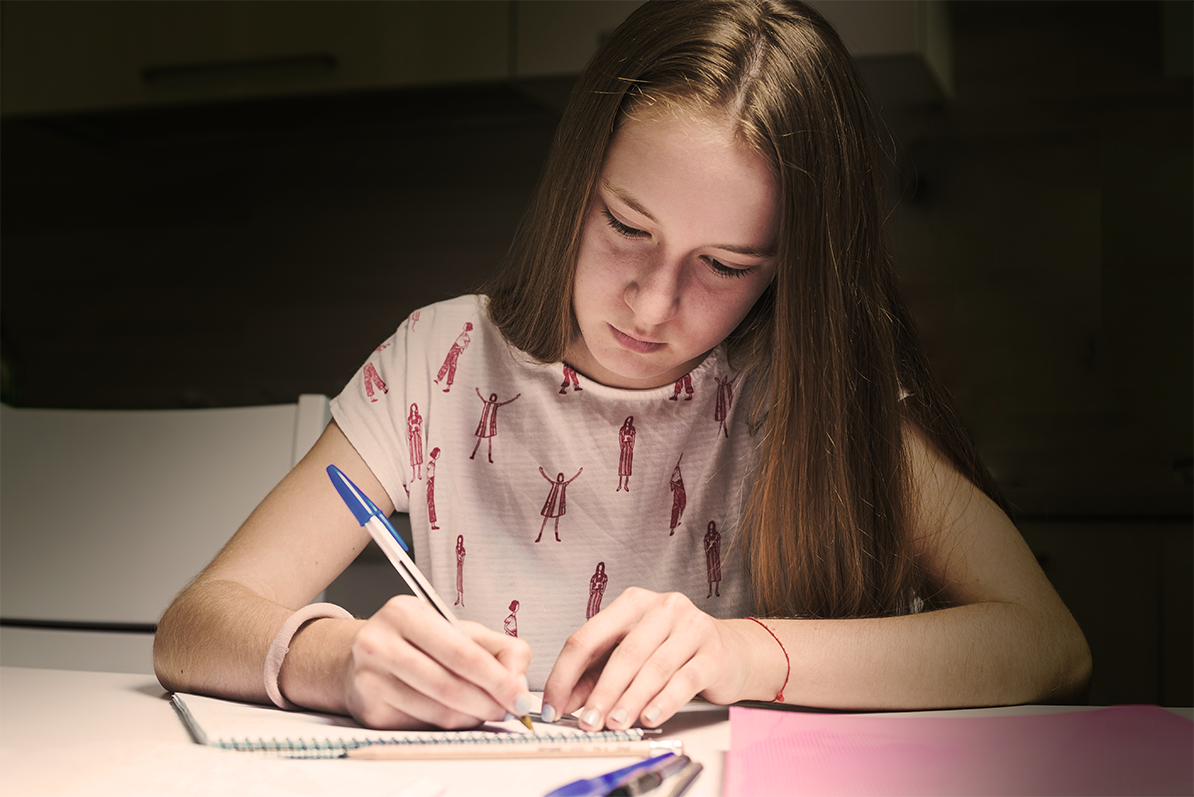 Girl doing homework. Девочка за уроками. Девушка делает домашнюю работу. Девочка на уроке. Подросток делает домашнюю работу.