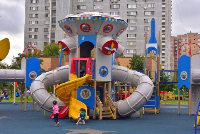 Детская площадка в одном из подмосковных дворов. Источник: uv-kurier.ru