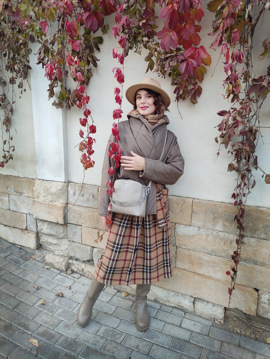 Приветствую всех на канале! С вами Дизайнер и Блогер Яна Левашова. Всем отличного дня! Обожаю осень, думаю, по моему лицу видно :) Кайфую, особенно, когда нашила себе новых нарядов!