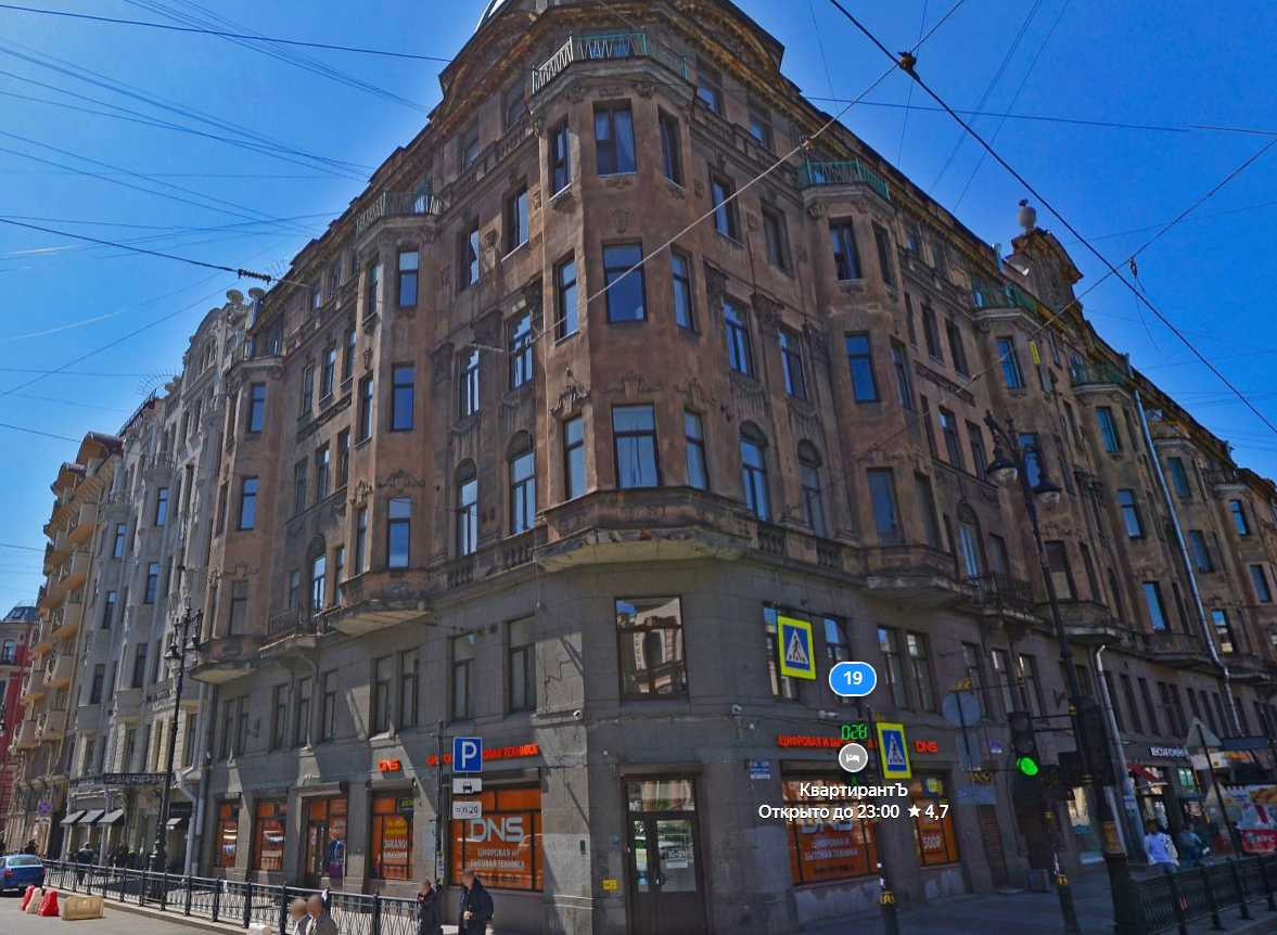 Это угол Кирочной и улицы Восстания рядом с м. «Чернышевская»